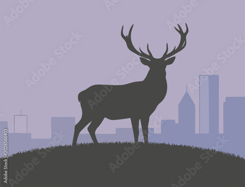Foto A majestic stag stands silhouetted against a cityscape, symbolizing urban wildlife coexistence