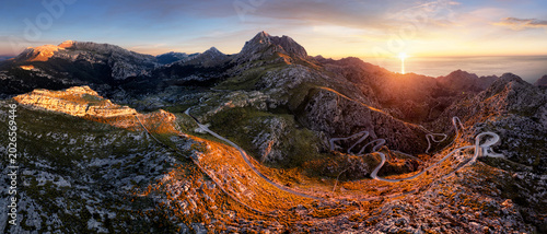 Foto The spectacular Sa Calobra road within Tramontana mountains at sunset, in the we