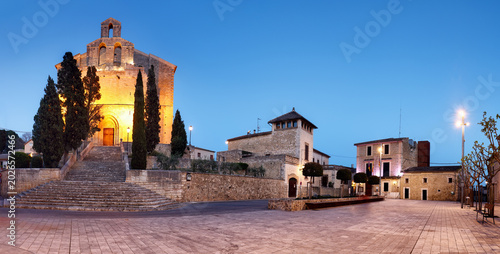 Bild auf Leinwand Parish Church of Sant Llorenc and main square in Selva at night, Mallorca, Spain