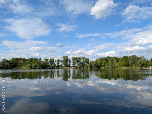 Φωτογραφία Ruhige Sicht auf den Tonsee in Mittenwalde (Mark) mit idyllischer Natur- und Was