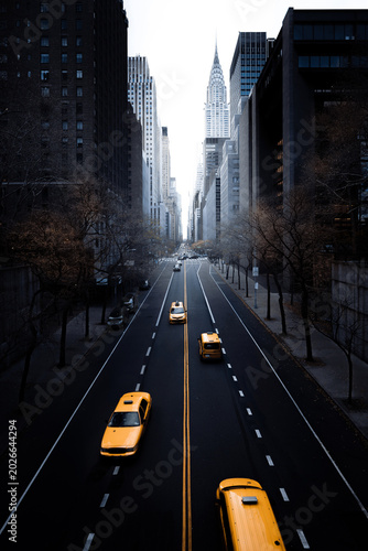 Foto New York City Midtown Manhattan downtown view with classic yellow cabs on 42nd S