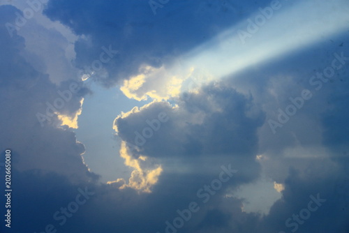 Foto Crepuscular rays light up the dawn sky