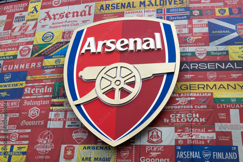 Naklejka premium Arsenal premier league football club badge display. London, UK, 18 August 2024