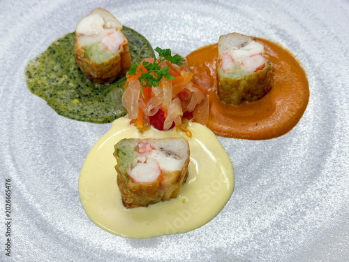 Foto 海老と白身魚の創作料理を彩りソースで仕上げた洋食プレート