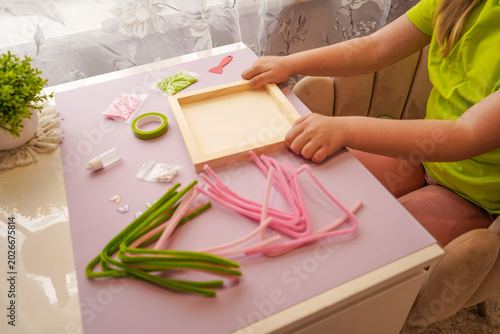 Foto Little artist creates fuzzy wire garden