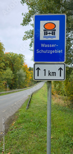 Hinweisschild Wasserschutzgebiet in einer Nahaufnahme