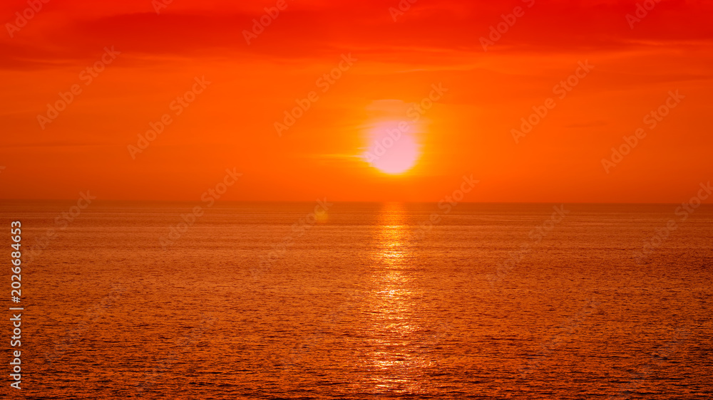 Obraz premium A breathtaking sunset colors background or sunrise illuminates the ocean horizon and serene seascape