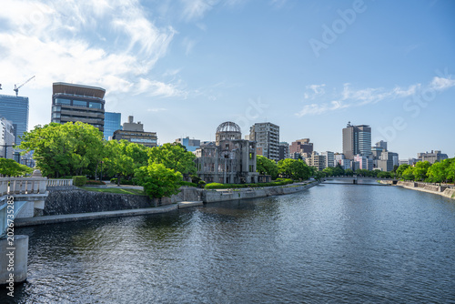 Cuadro en lienzo Atomic Bomb Dome Against Blue Sky with Green Trees and Copy Space
