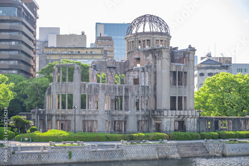 фотографія Hiroshima Peace Memorial and Atomic Bomb Dome Riverside Cityscape