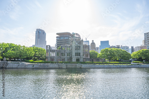 Fotografía Hiroshima Peace Memorial and Atomic Bomb Dome Riverside Cityscape