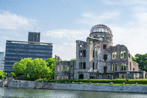 Tableau sur toile Hiroshima Peace Memorial and Atomic Bomb Dome Riverside Cityscape