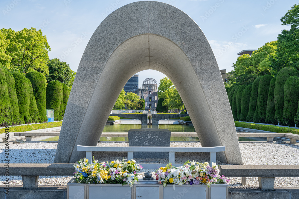 Εκτύπωση καμβά Cenotaph at Hiroshima Peace Memorial Park with Atomic Bomb Dome View