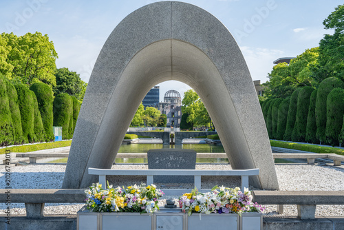 Fotografie Cenotaph at Hiroshima Peace Memorial Park with Atomic Bomb Dome View