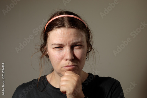 Foto close up portrait of thoughtful frowning woman with headband and hand on chin lo