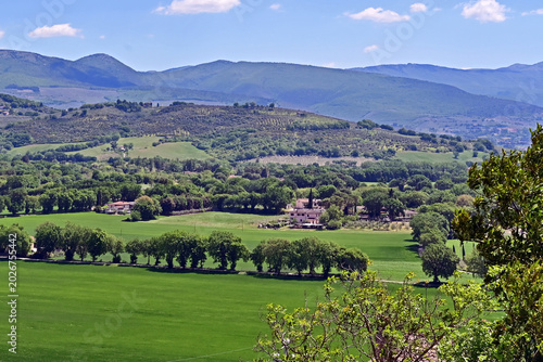 Spello, il panorama della valle e delle montagne e colline dalle mura del centro storico, Umbria, Italia
