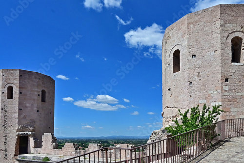 Spello, torri, mura e fortificazioni: la Porta Venere e le Torri di Properzio, Umbria, Italia