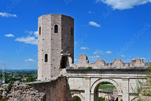 Spello, torri, mura e fortificazioni: la Porta Venere e le Torri di Properzio, Umbria, Italia