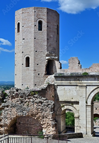 Spello, torri, mura e fortificazioni: la Porta Venere e le Torri di Properzio, Umbria, Italia