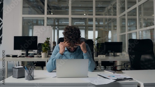 Fotografie Burnout angry Arabian business man feeling headache migraine businessman sufferi