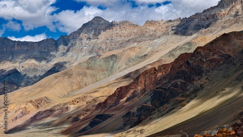 Obraz na plátne Golden mountains of Zanskar Valley glowing under strong Himalayan sunlight