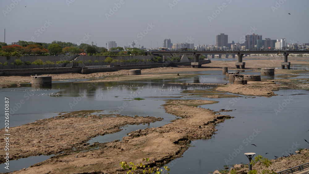 Naklejka premium Shot of Ahmedabad city with the dry Sabarmati river