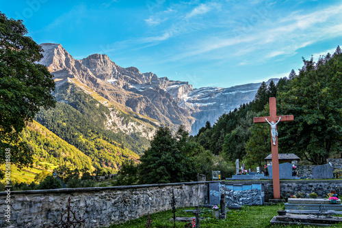 Foto The church Notre Dame du Bon Port with cemetery in the mountain village Gavarnie-Gedre in Hautes-Pyrenees, France