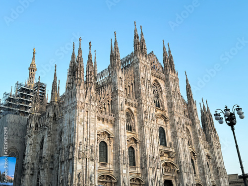 Foto Milan Cathedral Duomo di Milano Gothic Landmark Under Blue Sky Italy