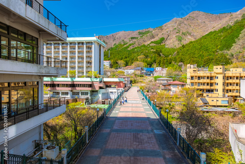 栃木県日光市 快晴の青空と新緑の山々に向かって伸びる鬼怒川温泉、ふれあい橋の風景