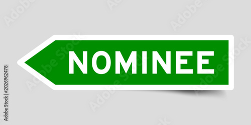 Foto Green color arrow shape sticker label with word nominee on gray background