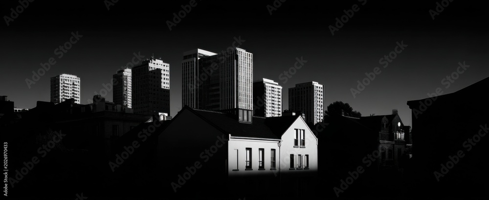 Obraz premium Striking black and white urban photo showcasing bold contrast and dynamic shadows.