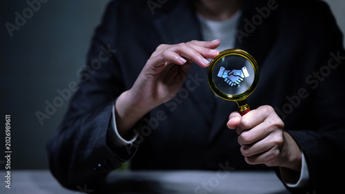 Fotografi Business Partnership Investigation and Corporate Agreement Verification Concept