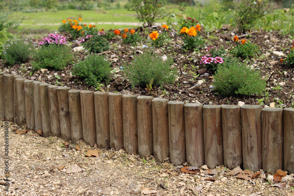 Fototapeta premium Bordure enroulée à planter flexible en bois demi-rondin