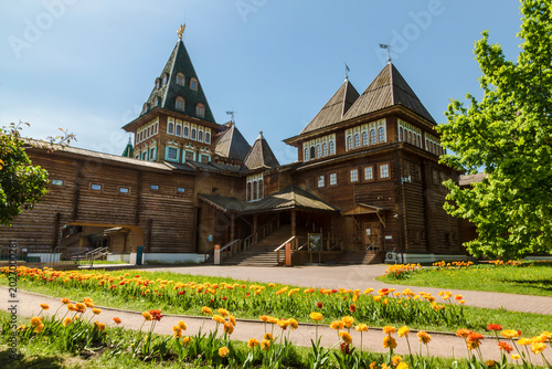 фотографія The wooden palace of the russian tsar Alexei Mikhailovich in Kolomenskoye on a summer day