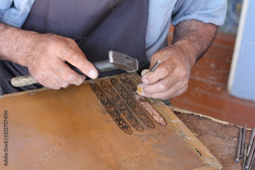Obraz na plátně Copper engraver at work in Uzbekistan