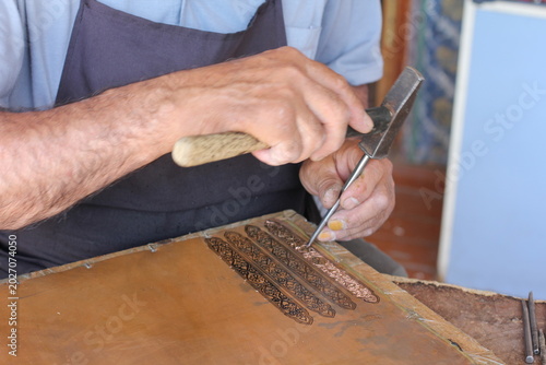 Fotografie Copper engraver at work in Uzbekistan