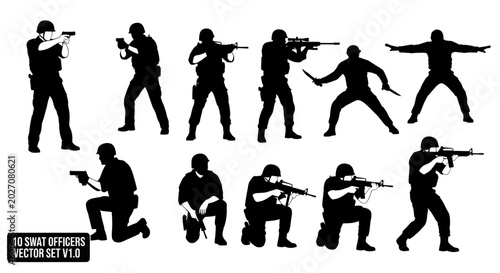 Foto Silhouette of soldiers with guns.