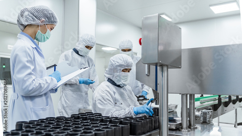 Obraz na plátně Clean room technicians monitor vial filling operation