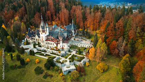 Canvas Print Peles castle surrounded by autumn forest in carpathian mountains