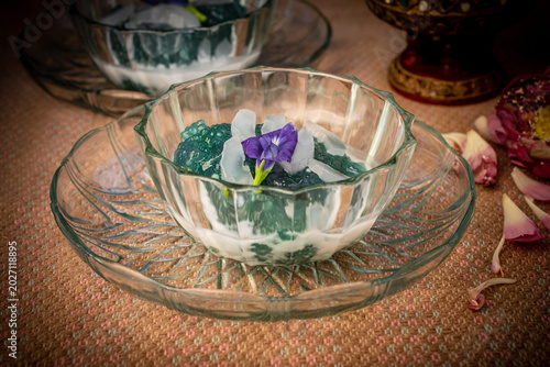 Foto Delicious Thai blue sago with sweet toddy palm in rich, aromatic coconut milk