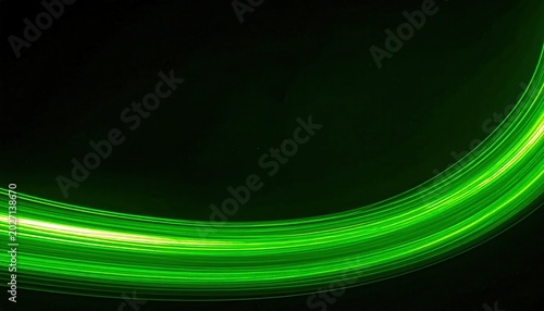 Traînées de lumière verte vibrante formant un arc dynamique sur fond sombre abstrait technologique