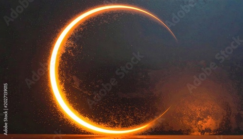 Arc lumineux de lumière chaude formant un croissant vibrant sur fond sombre texturé abstrait