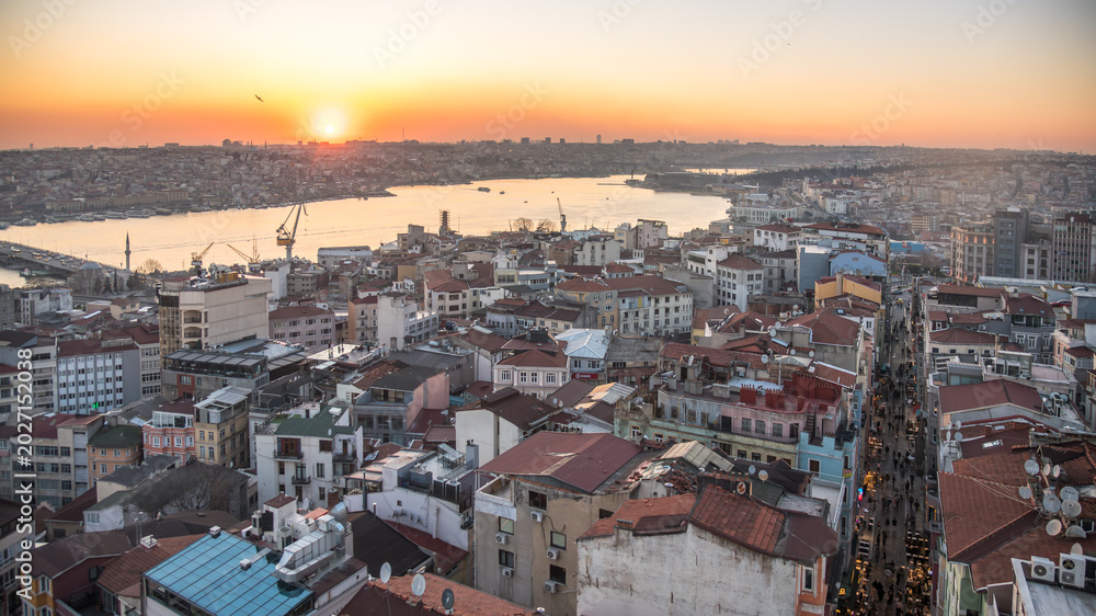 Obraz premium Sunset panorama view seen form Galata Tower with Hagia Sophia Blue Mosque Topkapi and another famous landmark in European or Asian parts of Istanbul Turkey