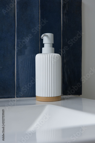 Distributeur de savon minimaliste dans salle de bain moderne – décoration intérieure épurée
