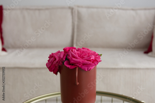 Bouquet de fleurs roses sur table basse – décoration intérieure élégante et minimaliste
