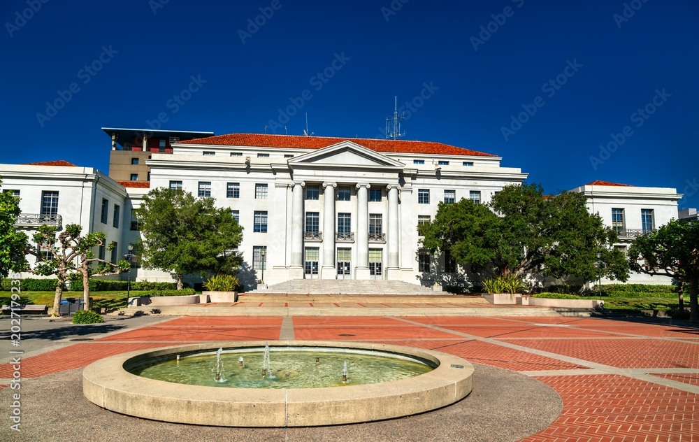 Fototapeta premium Berkeley, California - June 18, 2023: The historic neoclassical architecture of Sproul Hall on the University of California Berkeley campus featuring a stone fountain and plaza