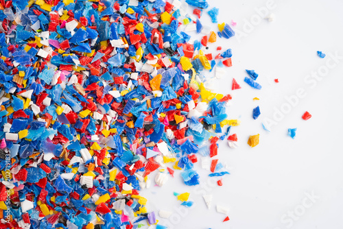 Foto Plastic colorful pieces recycling shredded for industrial use.
