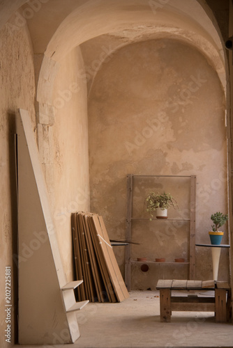 Foto Warm-toned arched interior corridor with rustic plaster walls and minimalist dec