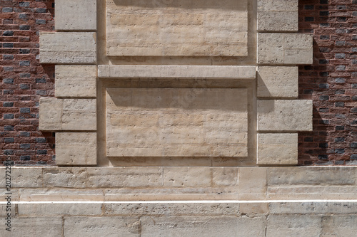 Mur pierre et briques classique