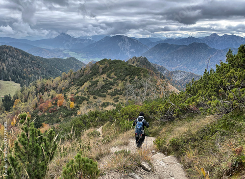 Bild auf Leinwand Wanderer im Herbst beim Abstieg vom Hochfelln zur Torau-Alm, Alpen, Bayern, Deut