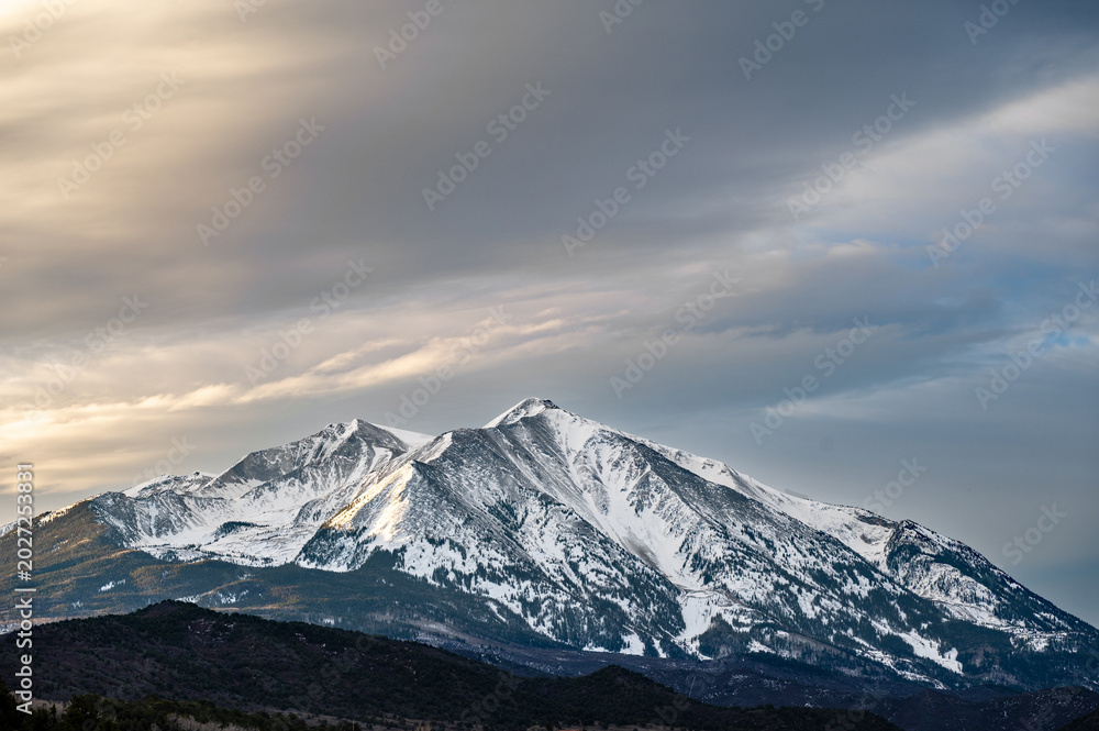 Obraz premium Mount Sopris near Carbondale, Colorado under silver gray spring sunrise cloudscape.
